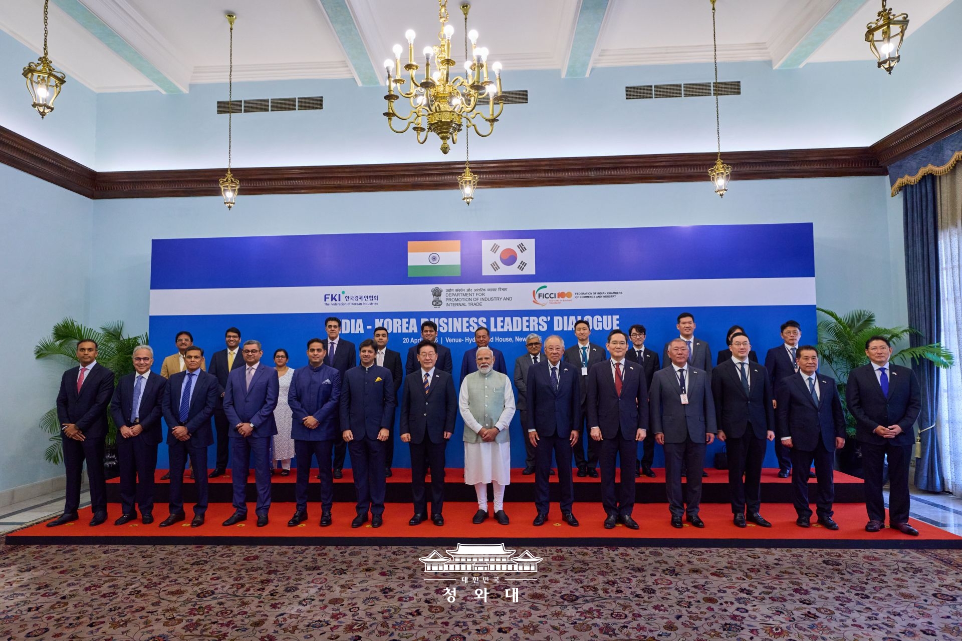 Presiden Lee Jae Myung (baris depan, ketujuh dari kiri) dan Perdana Menteri India Narendra Modi (baris depan, ketujuh dari kanan) berfoto bersama para peserta dalam Dialog Bisnis Korea&ndash;India yang digelar pada tanggal&nbsp;20 April 2026 (waktu setempat) di kantor Perdana Menteri di New Delhi. (Cheong Wa Dae)