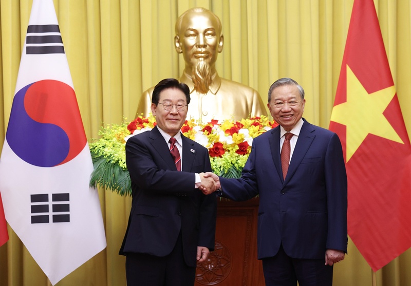 Presiden Lee Jae Myung yang tengah melakukan kunjungan kenegaraan ke Vietnam berfoto bersama Sekretaris Jenderal Partai Komunis sekaligus Presiden To Lam di Istana Presiden, Hanoi, pada tanggal 22 April 2026 (waktu setempat), menjelang pertemuan puncak antara kedua pemimpin. (Yonhap News)