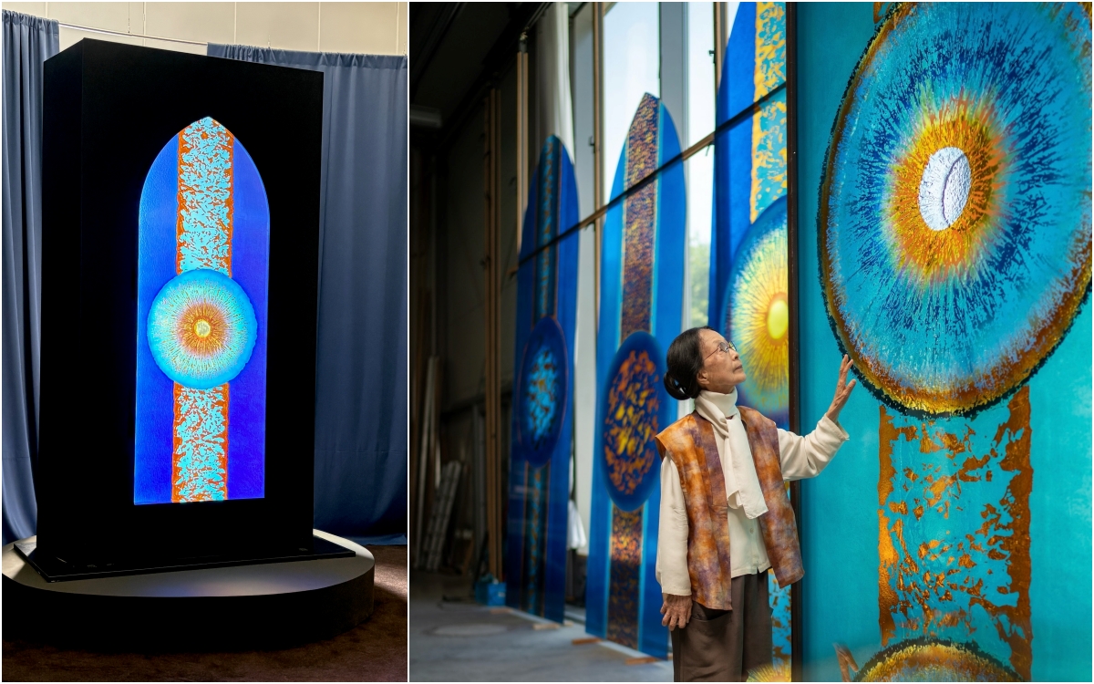 Foto di sebelah kiri merupakan replika kaca patri Birth of Light yang dipamerkan di pintu masuk pameran Bang Hai Ja: Sowing Light Across Heaven and Earth di Museum Seni Modern dan Kontemporer Nasional cabang Kota Cheongju. Foto sebelah kanan merupakan potret Bang di lokasi pengerjaan kaca patri di Katedral Chartres pada tahun 2018. (Charles Audouin dan Facebook resmi Glasmalerei Peters Studio)  