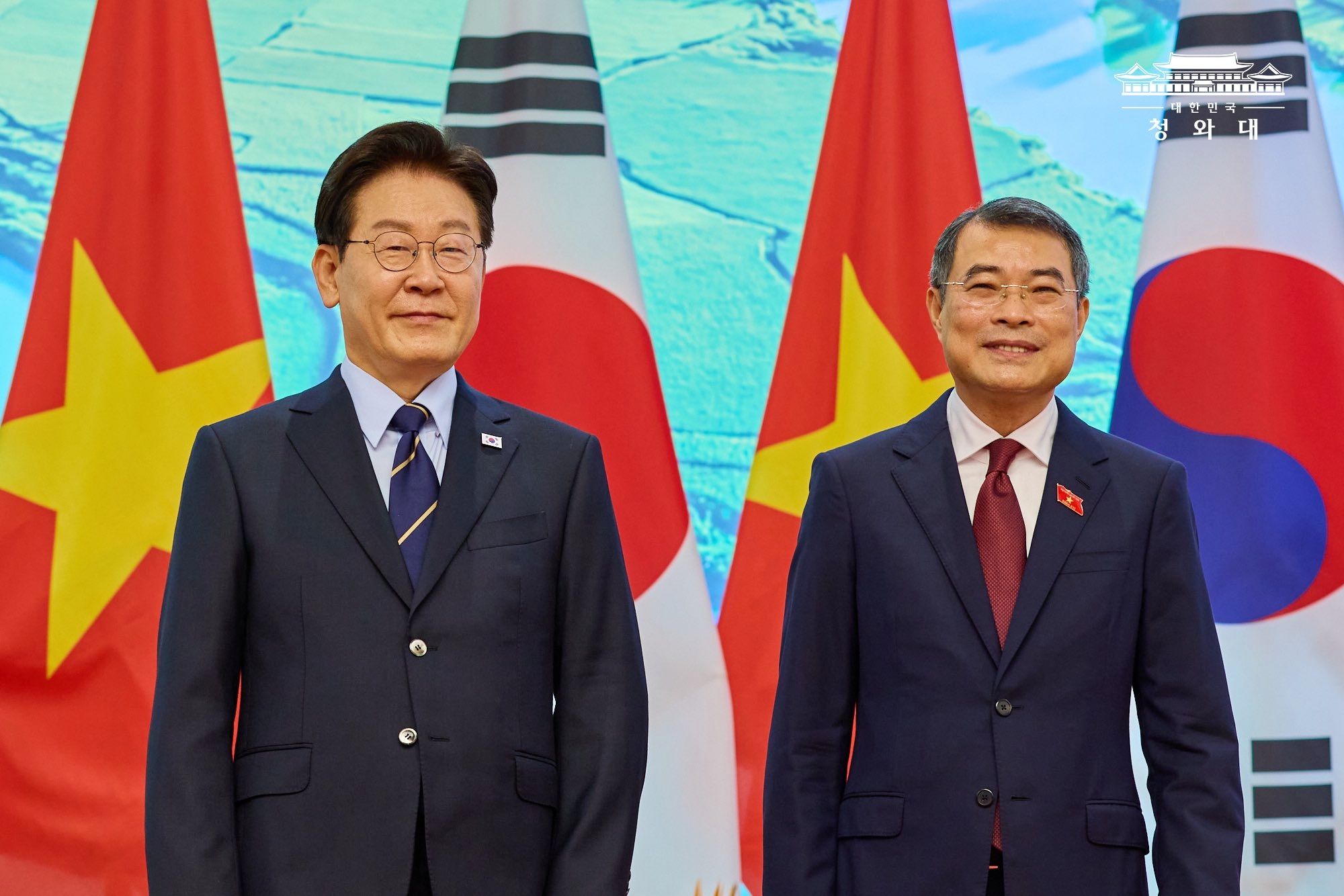 Presiden Lee Jae Myung (kiri), yang tengah melakukan kunjungan kenegaraan ke Vietnam, berfoto bersama dengan Perdana Menteri Le Minh Hung sebelum pertemuan di Kantor Perdana Menteri di Hanoi pada tanggal 23 April 2026 (waktu setempat). (Cheong Wa Dae)