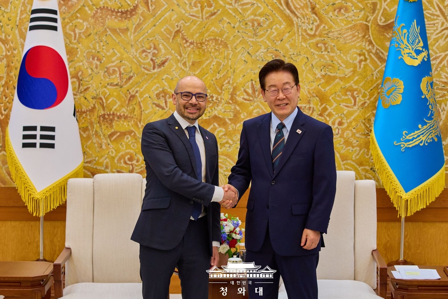 Presiden Lee Jae Myung (kanan) berjabat tangan dengan CEO Google DeepMind, Demis Hassabis, pada tanggal 27 April 2026 di Cheong Wa Dae, Seoul. (Cheong Wa Dae)  