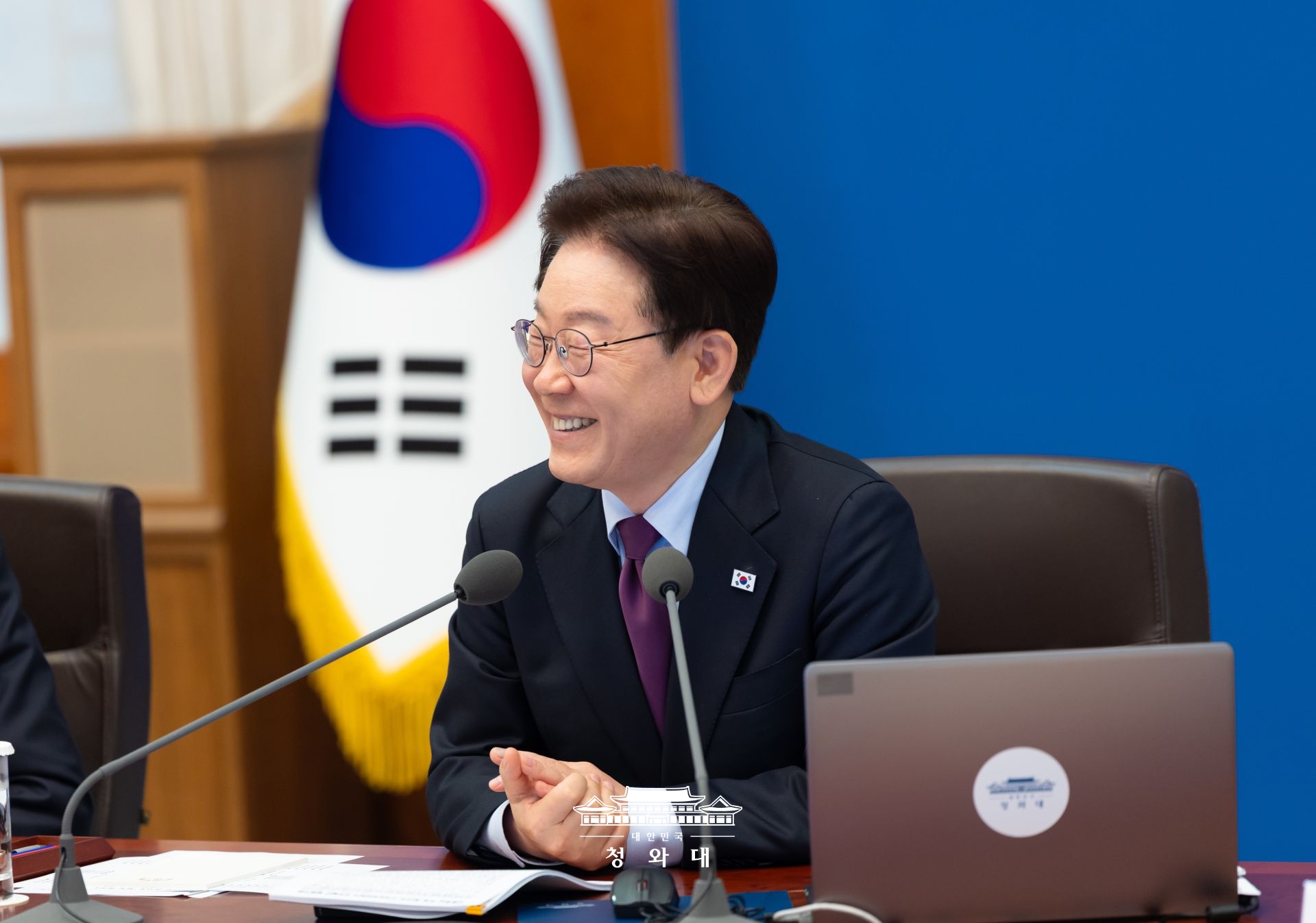 Pada tanggal 27 April 2026 Presiden Lee mengungkapkan akan terus melanjutkan kebijakan koeksistensi damai di Semenanjung Korea dalam peringatan delapan tahun adopsi Deklarasi Panmunjeom. Foto di atas menunjukkan Presiden Lee yang sedang memimpin rapat pada tanggal 9 April 2026 di Cheong Wa Dae. (Cheong Wa Dae)