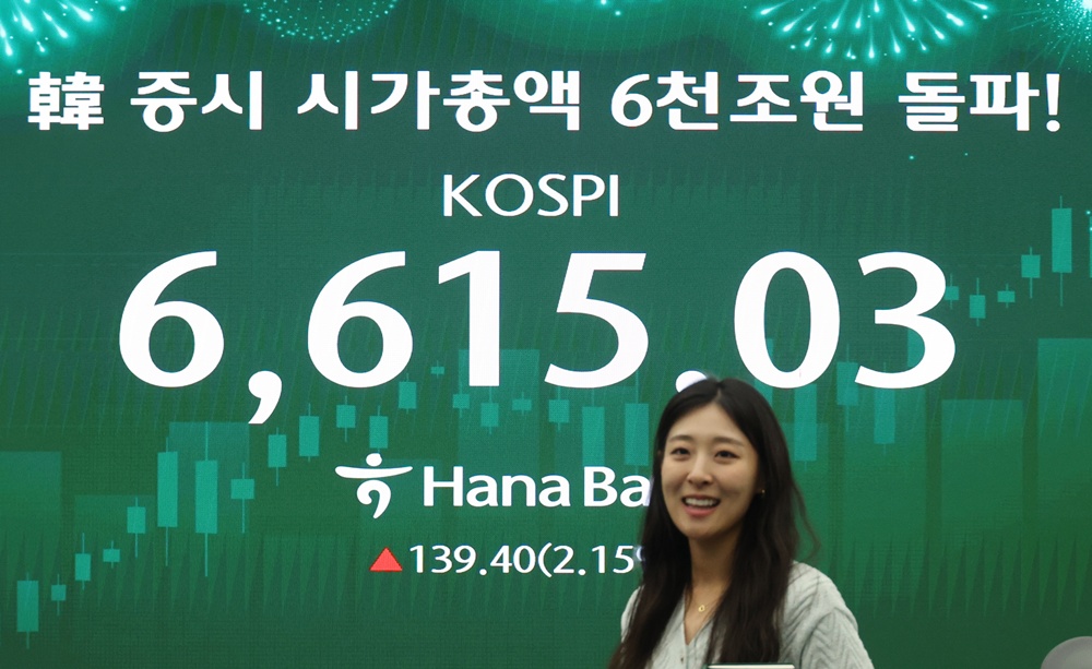 Menurut Korea Exchange pada tanggal 27 April 2026, indeks KOSPI ditutup naik 139,40 poin (2,15%) ke level 6.615,03 dibandingkan hari perdagangan sebelumnya. Foto di atas menunjukkan papan elektronik di dealing room kantor pusat Hana Bank, Jung-gu, Seoul. (Yonhap News)