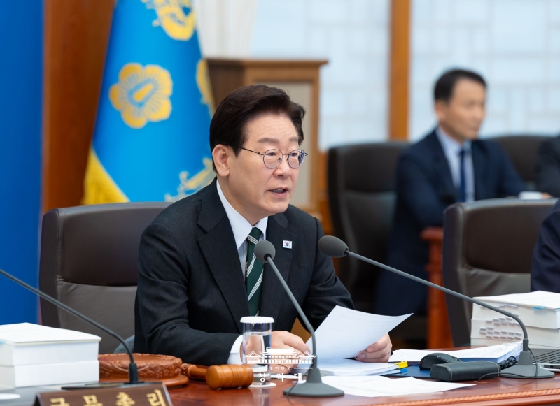 Presiden Lee memberikan pernyataan dalam rapat kabinet yang digelar pada tanggal 28 April 2026 di Cheong Wa Dae. (Cheong Wa Dae)  