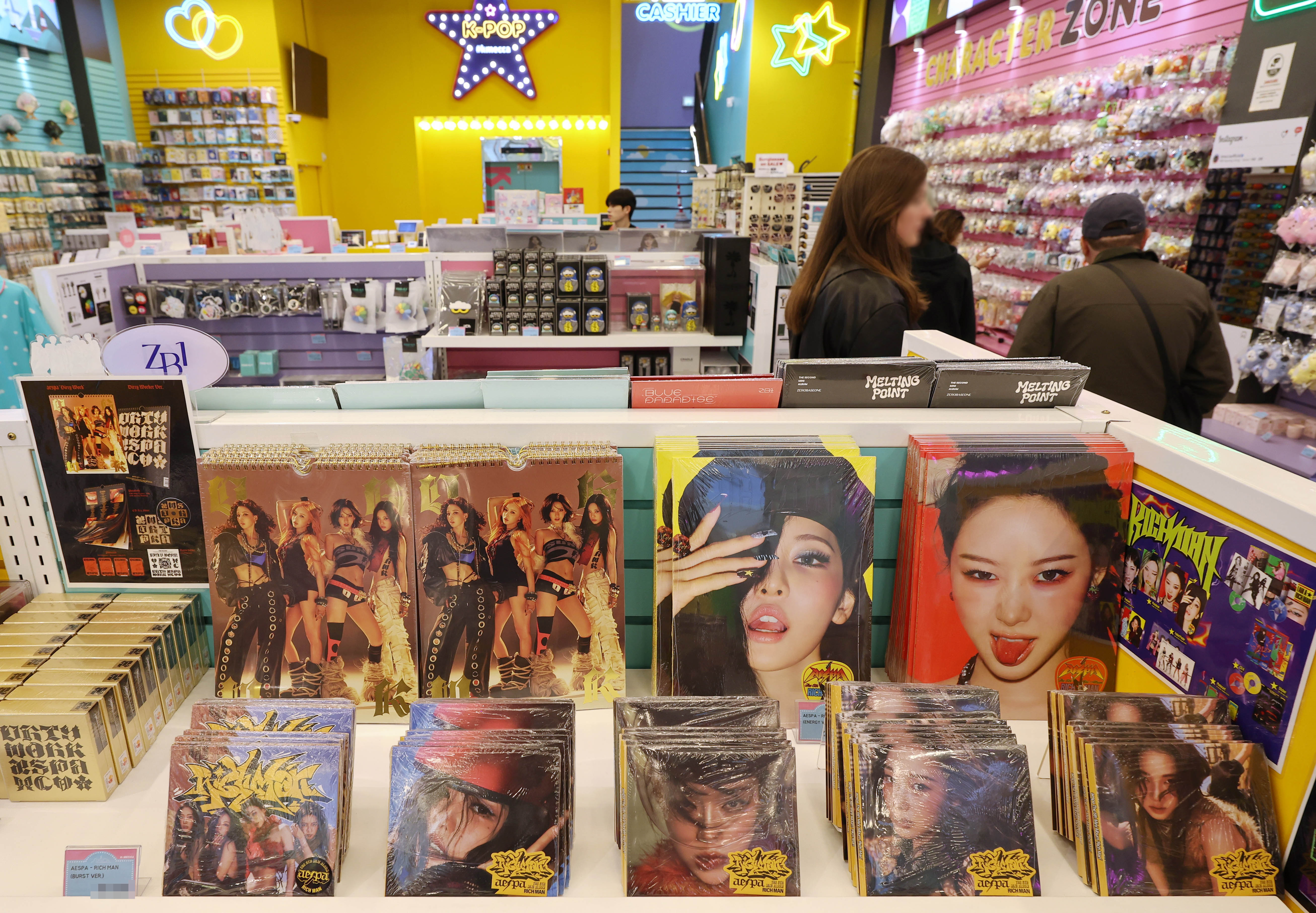 Para pengunjung toko album K-pop melihat-lihat berbagai album yang dipajang pada tanggal 28 April 2026 di toko yang terletak di jalan Myeongdong, Jung-gu, Seoul. (Yonhap News)  