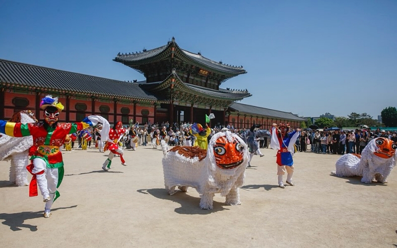 Pada tanggal 25 April 2026 para pengunjung terlihat sedang menyaksikan pawai jalanan dalam rangka Festival Budaya Kerajaan di Istana Changdeokgung, Jongno-gu, Seoul. (Instagram resmi Festival Budaya Kerajaan)