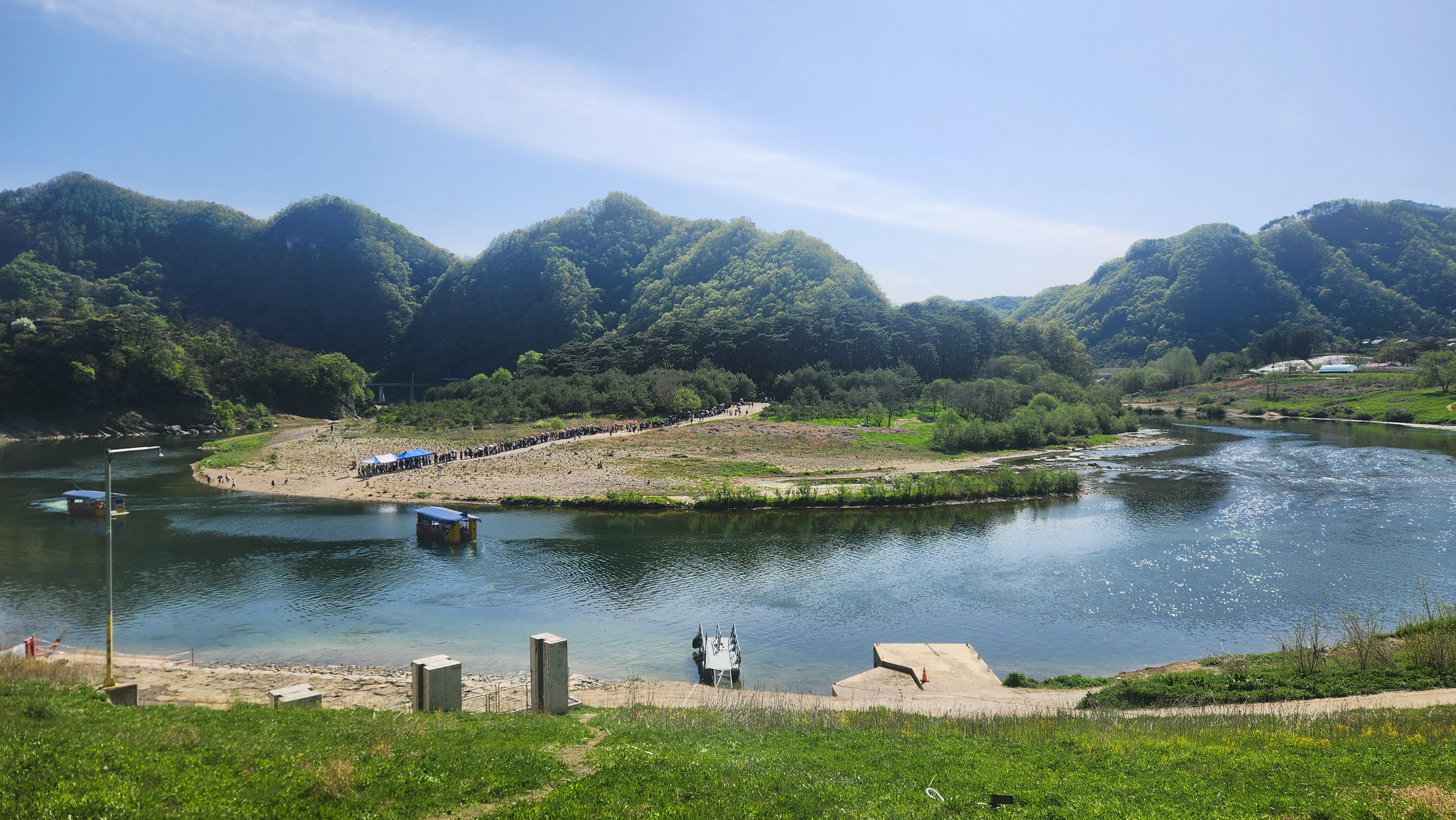 Cheongnyeongpo di Yeongwol, tempat pengasingan yang dipenuhi air mata Raja Danjong. Tiga sisinya terhalang aliran sungai, sementara bagian belakangnya dibatasi tebing terjal yang curam.