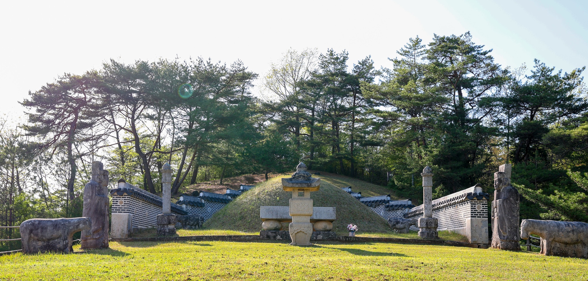 Jangneung, makam Raja Danjong yang dipulihkan status kerajaannya pada tahun ke-24 pemerintahan Raja Sukjong (1698). Karena kuatnya penolakan dari para pejabat istana, makam ini dibangun dengan bentuk yang lebih sederhana dibanding makam kerajaan lainnya.