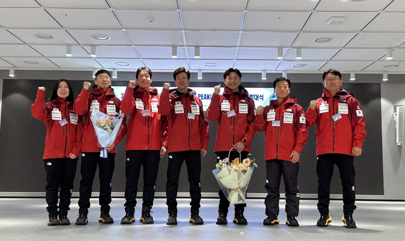 Kelompok Pendaki Sat Peak Himalaya 2026 berfoto bersama pada upacara peluncuran yang digelar pada tanggal 9 April 2026 di Kota Seongnam, Provinsi Gyeonggi. (Federasi Pegunungan Terjal Korea)  