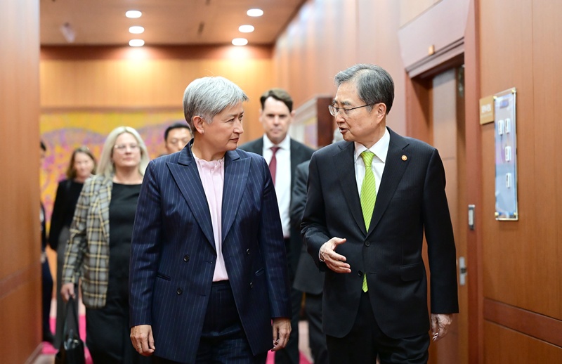 Menteri Luar Negeri, Cho Hyun, dan Menteri Luar Negeri Australia, Penny Wong, berjalan beriringan untuk menghadiri Dialog Menteri Luar Negeri Korea-Australia yang diselenggarakan pada tanggal 30 April 2026 di Seoul. (Kementerian Luar Negeri)  