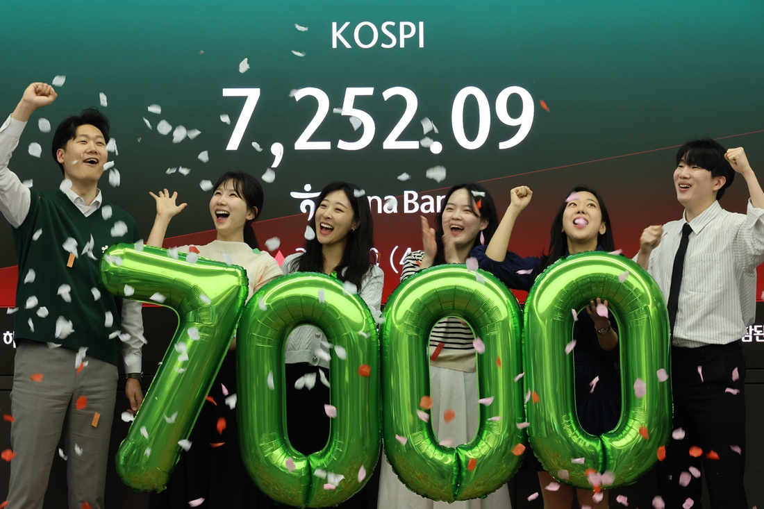 Pada tanggal 6 Mei 2026 para karyawan terlihat sedang melakukan selebrasi di dealing room kantor pusat Hana Bank, Jung-gu, Seoul, setelah KOSPI menembus level 7.000. (Yonhap News) 