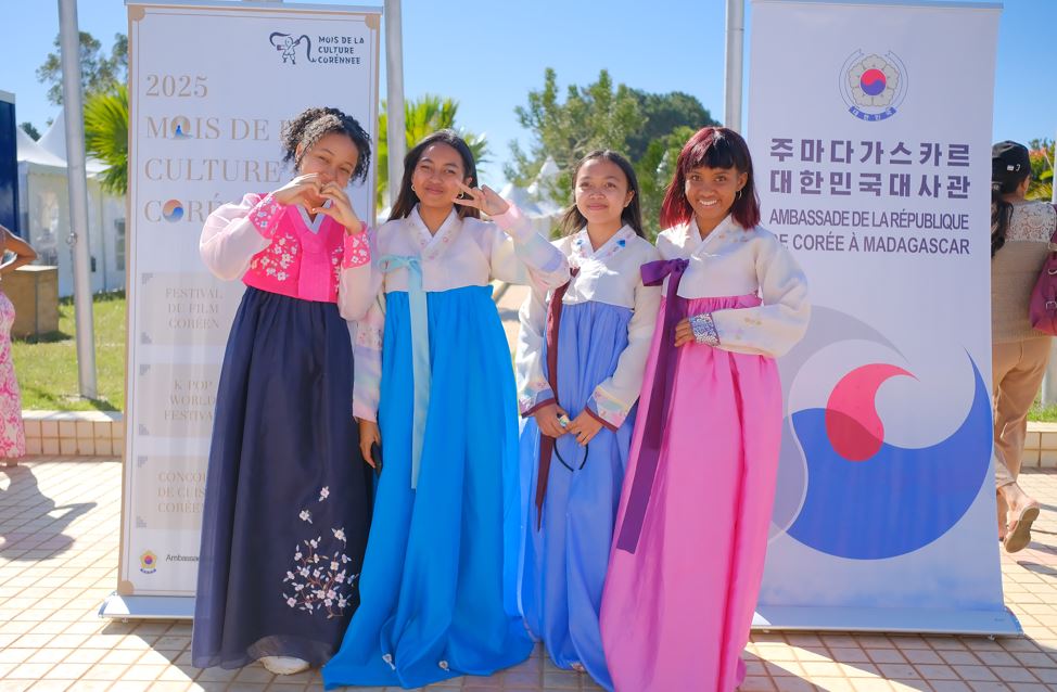Para pengunjung 2025 K-beauty Festival berfoto bersama pada bulan Mei 2025 di Antananarivo, Madagaskar. (Kedutaan Besar Republik Korea untuk Madagaskar)  
