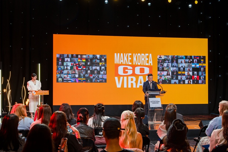 Kepala Kantor Komunikasi Publik Kementerian Kebudayaan, OIahraga, dan Pariwisata, Kong Hyungsik, memberikan kata sambutan dalam upacara pelantikan K-influencer angkatan ketujuh yang digelar pada tanggal 7 Mei 2026 di studio Arirang TV, Seocho-gu, Kota Seoul.  