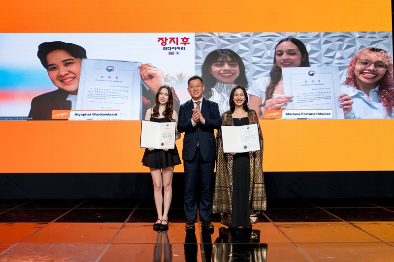 Kepala Kantor Komunikasi Publik Kementerian Kebudayaan, OIahraga, dan Pariwisata, Kong Hyungsik (tengah), dan para K-influencer berfoto bersama dengan sertifikat pelantikan K-influencer dalam upacara pelantikan K-influencer angkatan ketujuh yang digelar pada tanggal 7 Mei 2026 di studio Arirang TV, Seocho-gu, Kota Seoul.