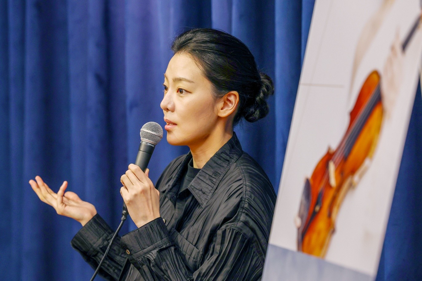 Pada tanggal 7 Mei 2026 violinis Clara-Jumi Kang terlihat sedang menjawab pertanyaan wartawan dalam konferensi pers yang digelar di Studio Credia Classic Club, Jongno-gu, Seoul.