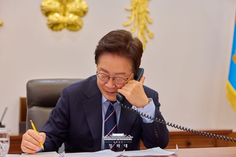 Presiden Lee Jae Myung menelepon Perdana Menteri Kanada, Mark Carney, pada tanggal 8 Mei 2026 dari Cheong Wa Dae, Jongno-gu, Seoul. (Cheong Wa Dae)  