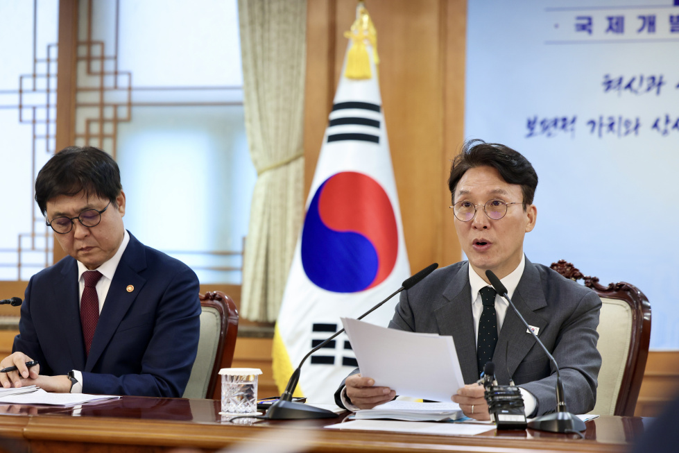 Perdana Menteri Kim Min-seok (kanan) memberikan pernyataan dalam Rapat ke-57 Komite Kerja Sama Pembangunan Internasional yang digelar pada tanggal 11 Mei 2026 di Kompleks Pemerintahan Seoul. (Kantor Perdana Menteri Republik Korea)  