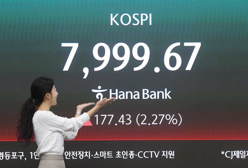 Indeks KOSPI di ruang dealing Hana Bank menunjukkan angka 7.999 pada pagi hari tanggal 12 Mei 2026. (Yonhap News)  