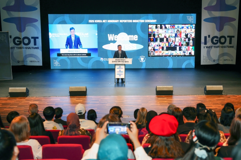 Kepala Kantor Komunikasi Publik Kementerian Kebudayaan, OIahraga, dan Pariwisata, Kong Hyungsik memberikan kata sambutan dalam Acara Pelantikan Wartawan Kehormatan Korea.net tahun 2026 yang digelar pada tanggal 12 Mei 2026 di Museum Seni Modern dan Kontemporer Nasional cabang Kota Seoul.