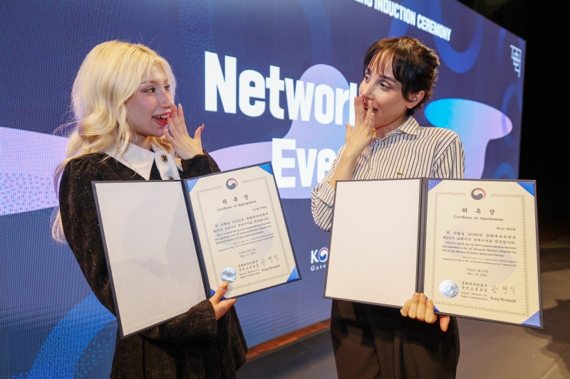 Dua orang Wartawan Kehormatan Korea.net berpose sambil memegang sertifikat pelantikan dalam Acara Pelantikan Wartawan Kehormatan Korea.net tahun 2026 yang digelar pada tanggal 12 Mei 2026 di Museum Seni Modern dan Kontemporer Nasional cabang Kota Seoul.