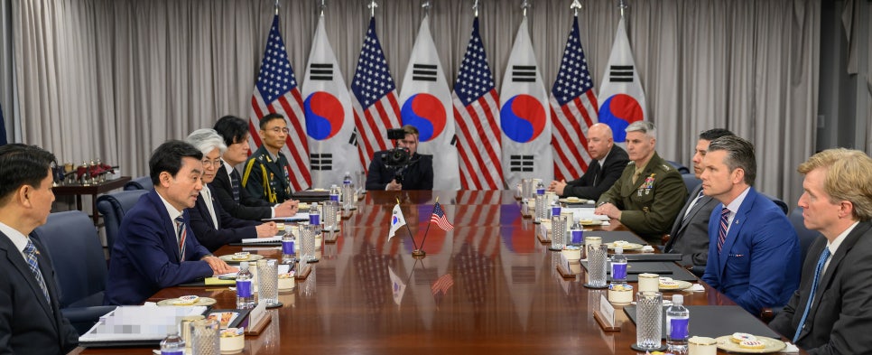 Menhan Ahn Gyu-Back (kedua dari kiri) dan Menhan AS Pete Hegseth (kedua dari kanan) menggelar pertemuan menteri pertahanan Korea-AS di gedung Kementerian Pertahanan AS pada tanggal 11 Mei 2026 (waktu setempat). (Kementerian Pertahanan Nasional)
