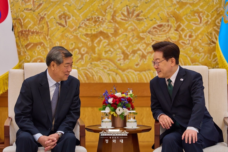 Presiden Lee Jae Myung (kanan) berdialog dengan Wakil Perdana Menteri Tiongkok, He Lifeng pada tanggal 13 Mei 2026 di Cheong Wa Dae, Jongno-gu, Seoul.  