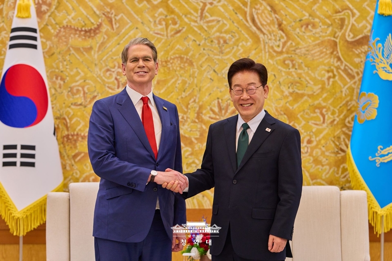 Presiden Lee Jae Myung (kanan) berjabat tangan dengan Menteri Keuangan Amerika Serikat, Scott Bessent, pada tanggal 13 Mei 2026 di Cheong Wa Dae, Jongno-gu, Seoul.  