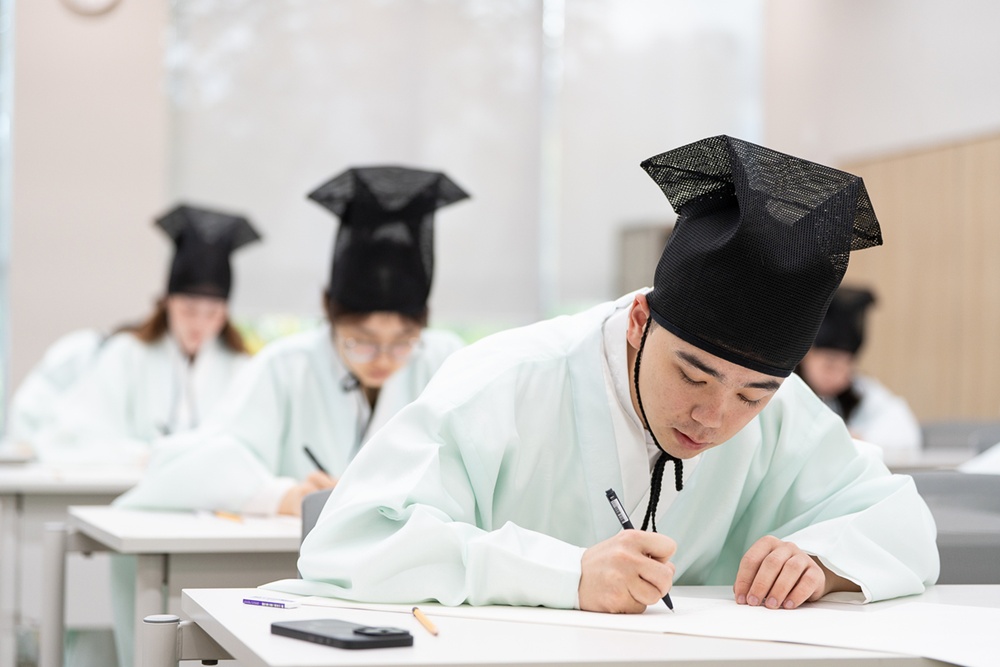 Potret babak final Kompetisi Berbicara dan Menulis Bahasa Korea KSI yang digelar pada tahun 2025.  