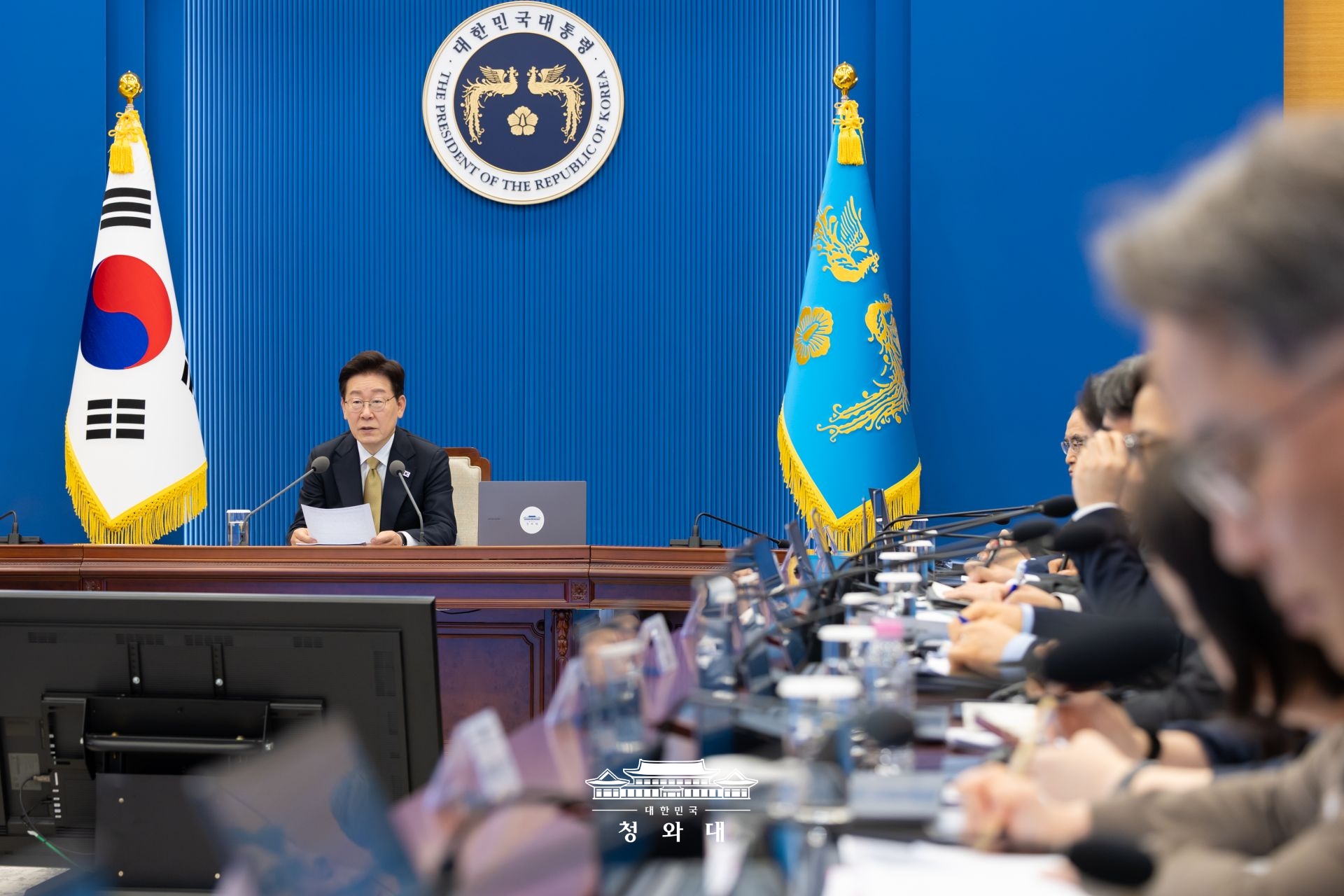 Presiden Lee Jae Myung pada tanggal 15 Mei 2026 membantah secara langsung desakan pengetatan anggaran dari kalangan plitik dengan mengutip pernyataan Dana Moneter Internasional (IMF) yang menilai positif arah kebijakan fiskal Korea. Foto di atas memperlihatkan Presiden Lee yag sedang berbicara dalam rapat yang digelar pada tanggal 14 Mei 2026 di Cheong Wa Dae, Jongno-gu, Seoul. (Cheong Wa Dae)