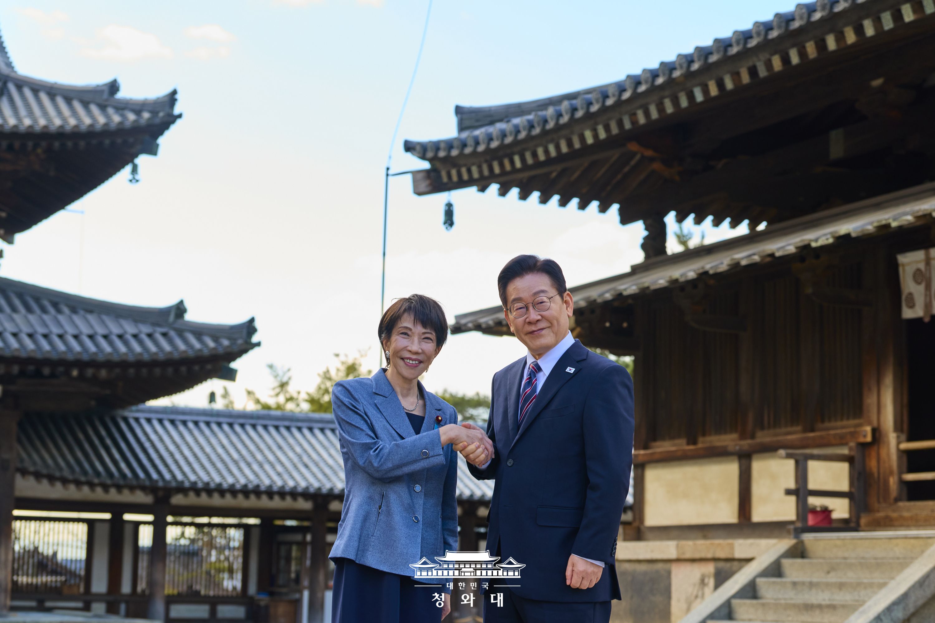 Presiden Lee Jae Myung (kanan) dan Perdana Menteri Jepang, Sanae Takaichi (kiri), berjabat tangan pada tanggal 14 Januari 2026 di Kuil Horyuji, Prefektur Nara, Jepang. (Cheong Wa Dae)  
