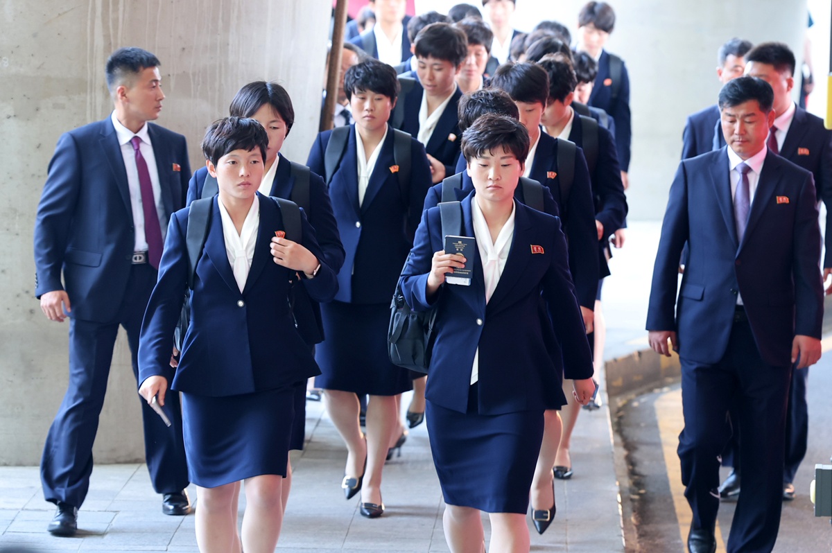 Tim sepak bola putri Korea Utara, Naegohyang FC, tiba di Republik Korea melalui Bandara Internasional Incheon pada tanggal 17 Mei 2026. (Yonhap News)  