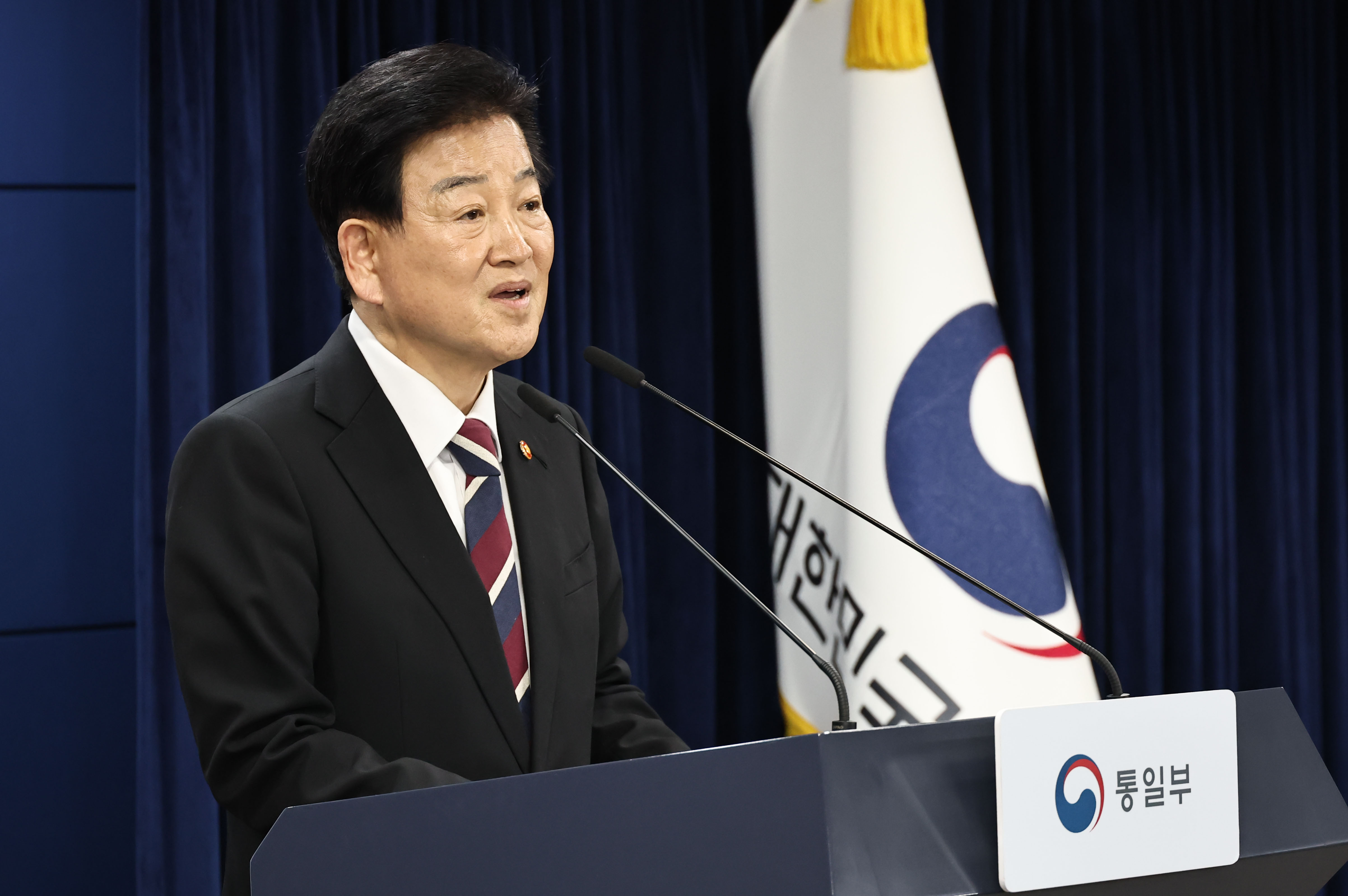 Buku Putih Reunifikasi pertama pemerintahan Lee Jae Myung yang memuat tekad untuk mengubah hubungan konfrontatif dan permusuhan antar-Korea menjadi koeksistensi damai diterbitkan pada tanggal 18 Mei 2026. Foto di atas menunjukkan Menteri Unifikasi Chung Dongyoung saat mengumumkan langkah pencegahan berulangnya insiden drone terkait Korea Utara di ruang briefing Kompleks Pemerintah Seoul, Jongno-gu, Seoul, pada tanggal 18 Februari 2026. (Yonhap News)