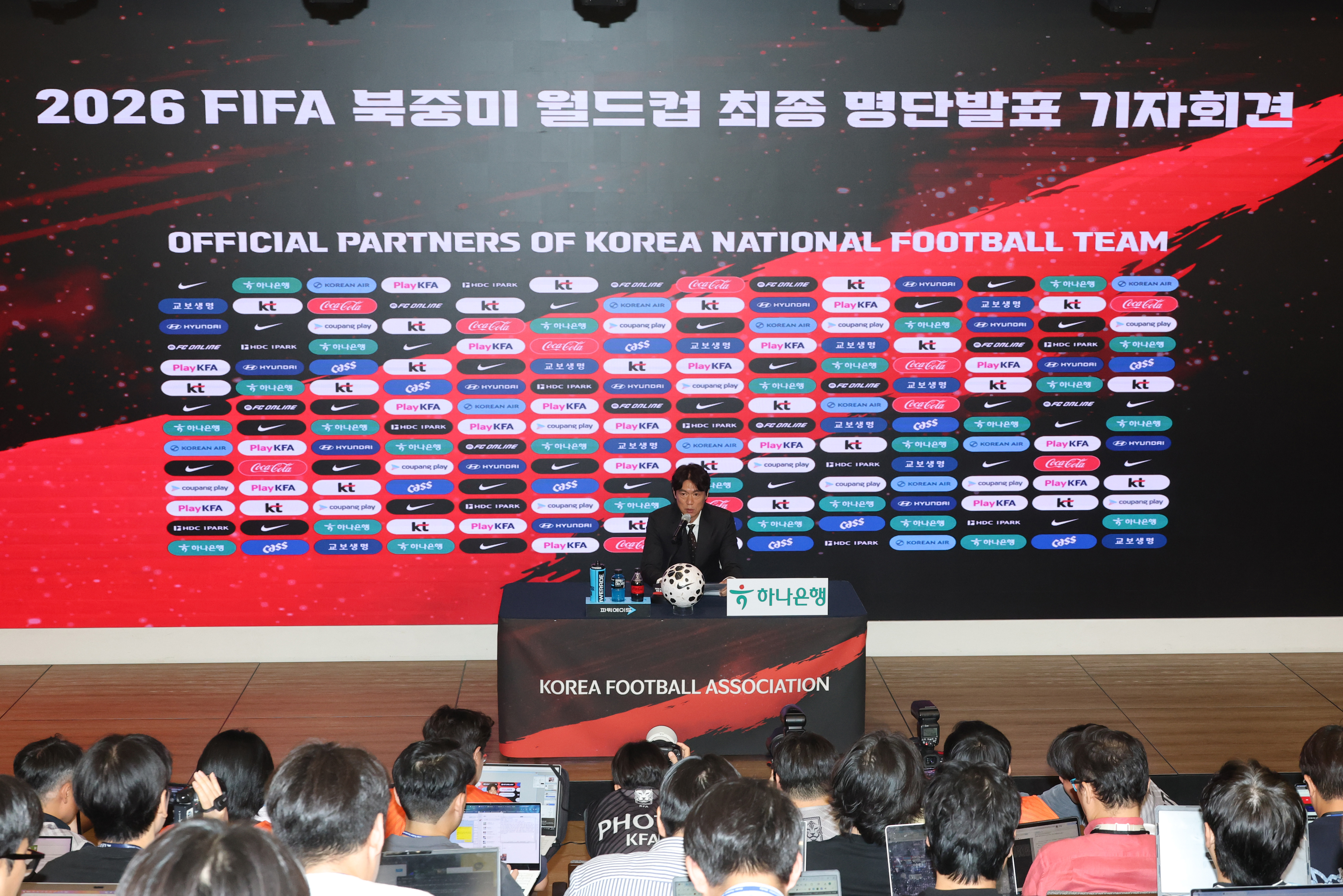 Pelatih tim nasional sepak bola putra Korea, Hong Myung-bo, menjawab pertanyaan para wartawan dalam konferensi pers Piala Dunia FIFA 2026 yang digelar pada tanggal 16 Mei 2026 di KT Gwanghwamun Building, Jongno-gu, Seoul. (Yonhap News)  