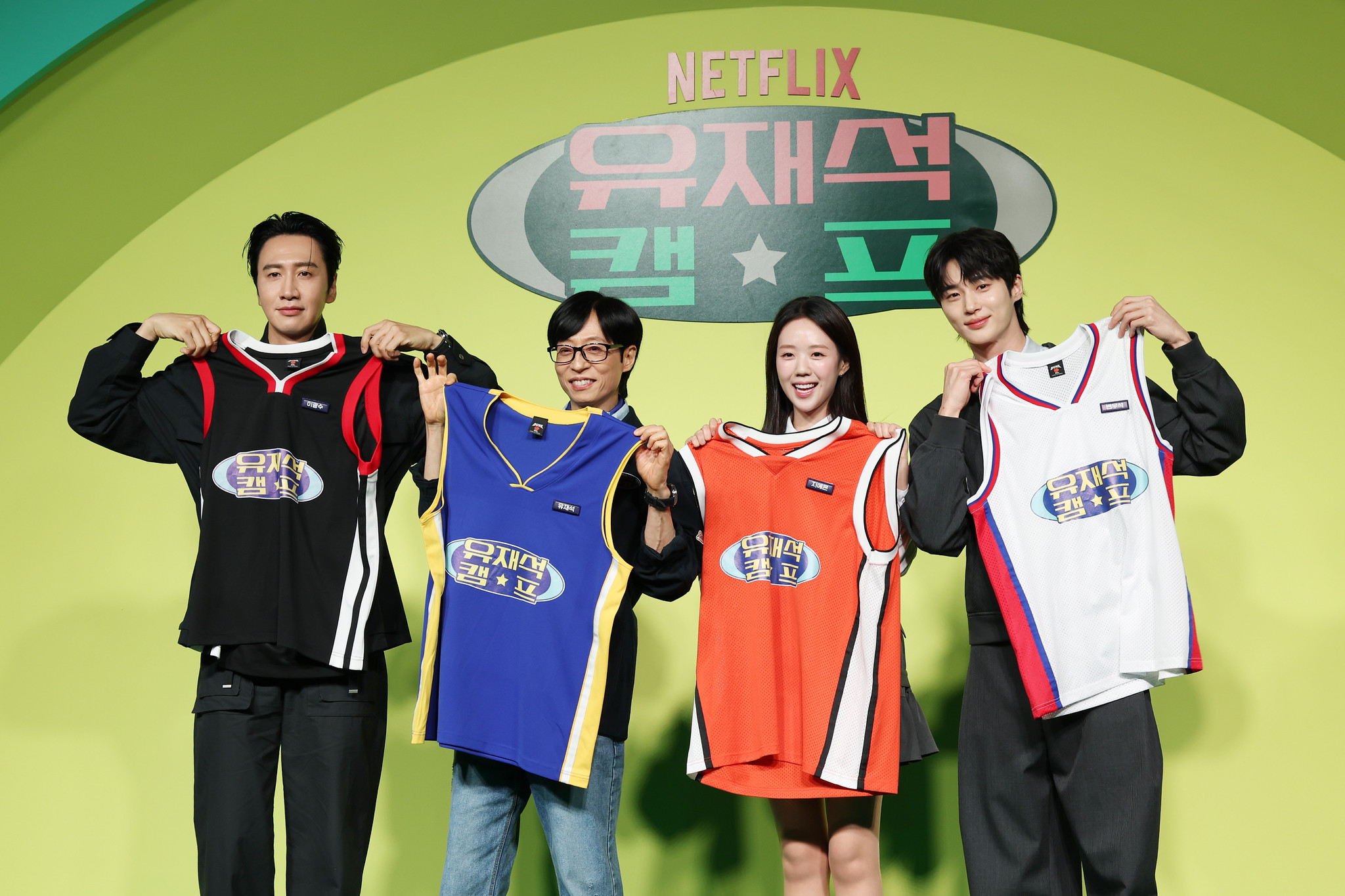 Para anggota acara program variety Netflix Jae-seok's B&B Rules! berpose ke arah awak media dalam konferensi pers yang digelar pada tanggal 19 Mei 2026 di JW Marriott Dongdaemun Square Seoul, Seoul. Dari kiri ke kanan: Lee Kwang-soo, Yu Jae-seok, Ji Ye-eun, dan Byeon Woo-seok.