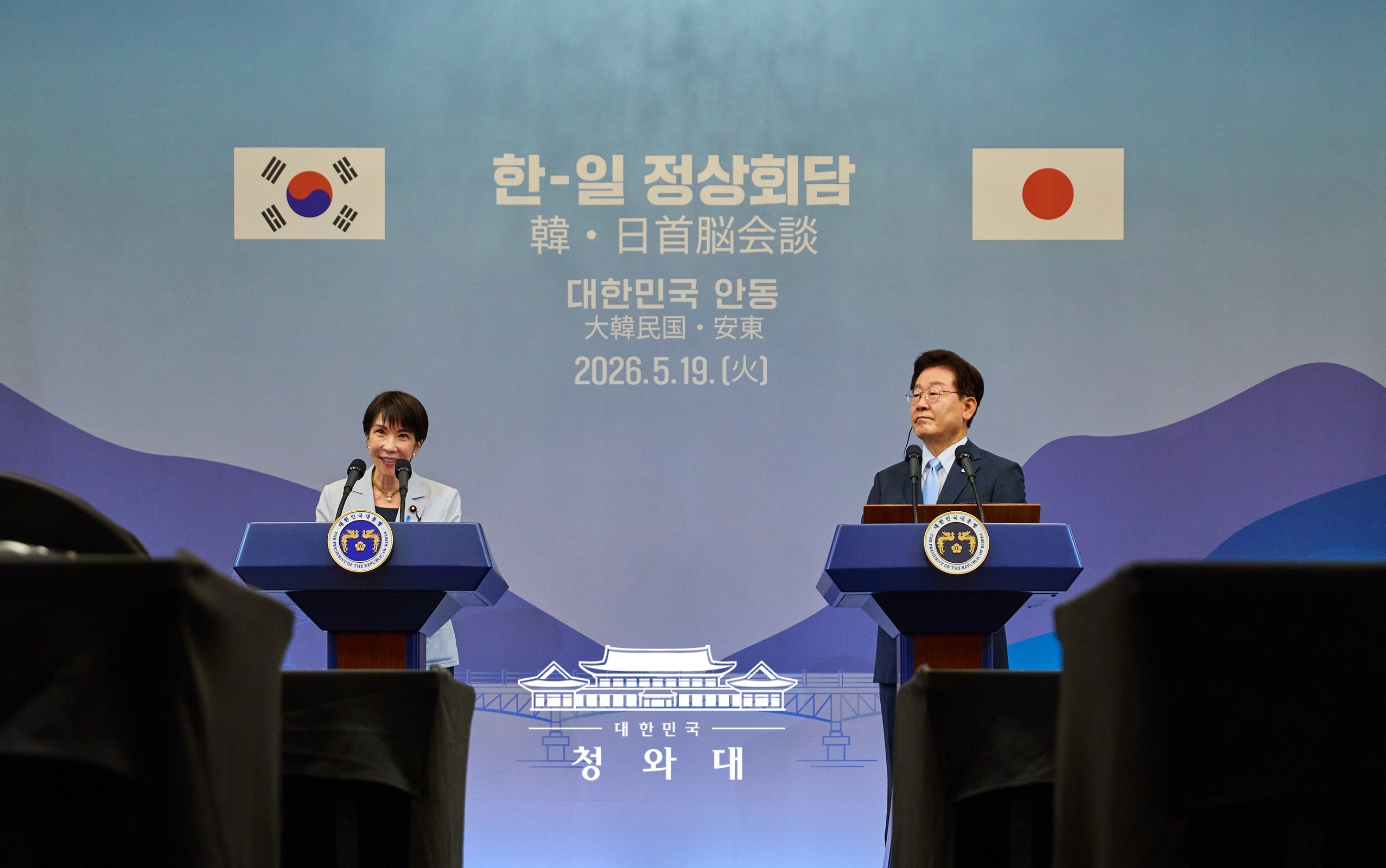 Presiden Lee Jae Myung (kanan) dan Perdana Menteri Jepang, Sanae Takaichi (kiri) memberikan konferensi pers pada tanggal 19 Mei 2026 di sebuah hotel yang terletak di Kota Andong, Provinsi Gyeongsangbuk.  