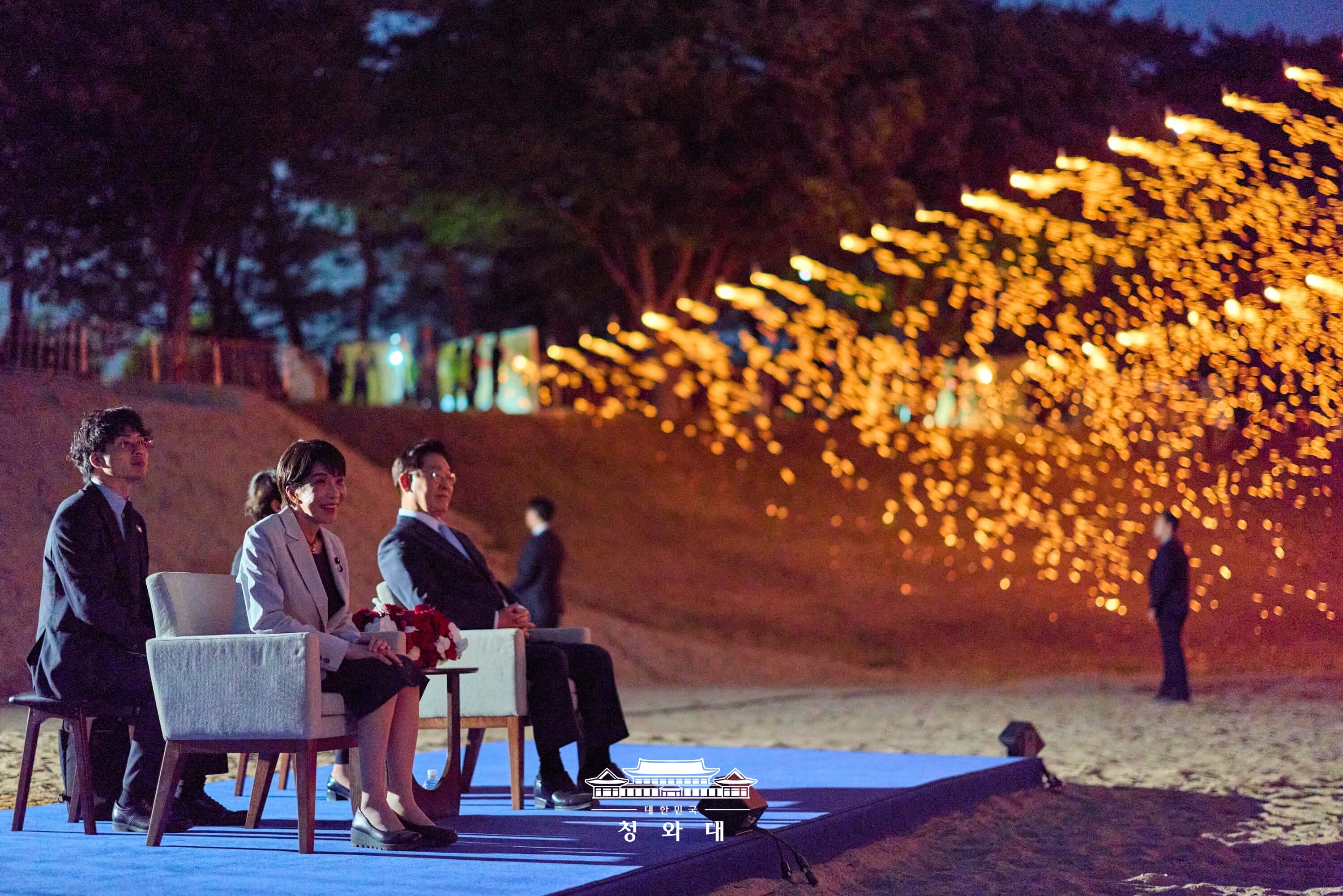 Presiden Lee Jae Myung dan Perdana Menteri Jepang, Sanae Takaichi, menyaksikan pertunjukan seonyu julbul nori yang digelar setelah konferensi tingkat tinggi Korea-Jepang pada tanggal 19 Mei 2026 di Desa Hahoe, Kota Andong, Provinsi Gyeongsangbuk.  
