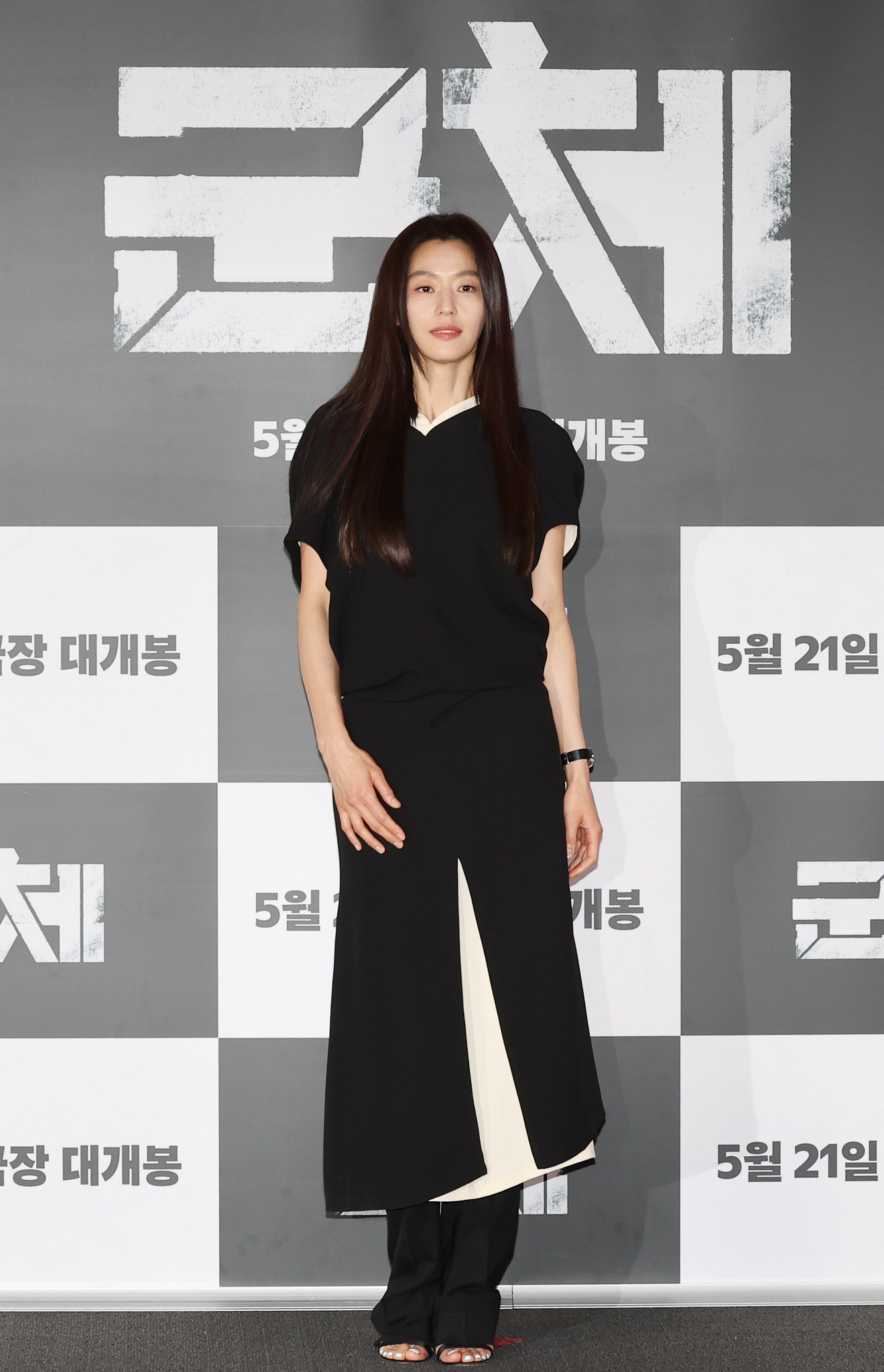 Gianna Jun berpose dalam konferensi pers film Colony yang digelar tanggal 20 Mei 2026 di CGV Yongsan I'park Mall, Yongsan-gu, Seoul.