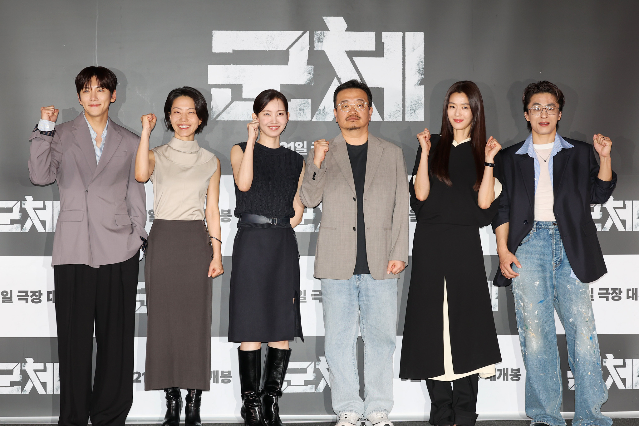 Sutradara dan para aktor film Colony berpose dalam konferensi pers yang digelar tanggal 20 Mei 2026 di CGV Yongsan I'park Mall, Yongsan-gu, Seoul. Dari kiri ke kanan: Ji Chang-wook, Kim Shin-rock, Shin Hyun-been, Yeon Sang-ho, Gianna Jun, dan Koo Kyo-hwan.
