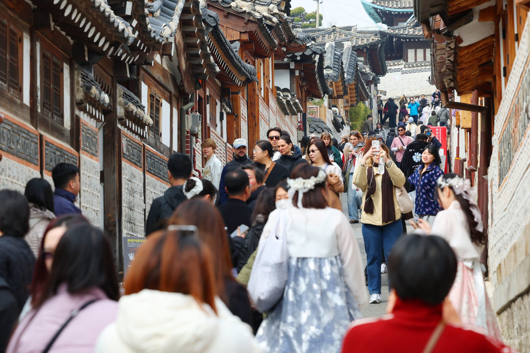 Jumlah wisatawan mancanegara yang mengunjungi Korea sepanjang Januari hingga April tahun ini tercatat sekitar 6,77 juta orang. Pada tanggal 16 Maret 2026 Desa Hanok Bukchon di Jongno-gu, Seoul, dipadati para wisatawan mancanegara (Lee Jeong Woo)