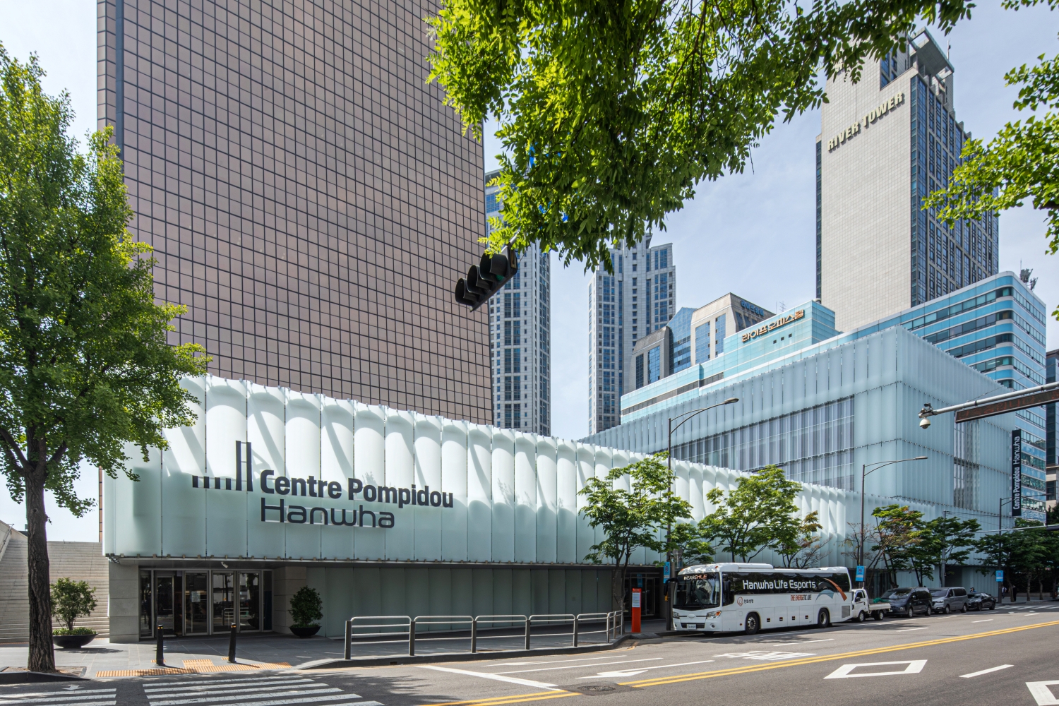 Centre Pompidou Hanwha berlokasi di bangunan tambahan Gedung 63 di Yeouido, Yeongdeungpo-gu, Seoul. Centre Pompidou membuka basis luar negeri ketiganya di Seoul setelah M&aacute;laga di Spanyol dan West Bund di Shanghai, Tiongkok. (Hanwha Foundation of Culture)