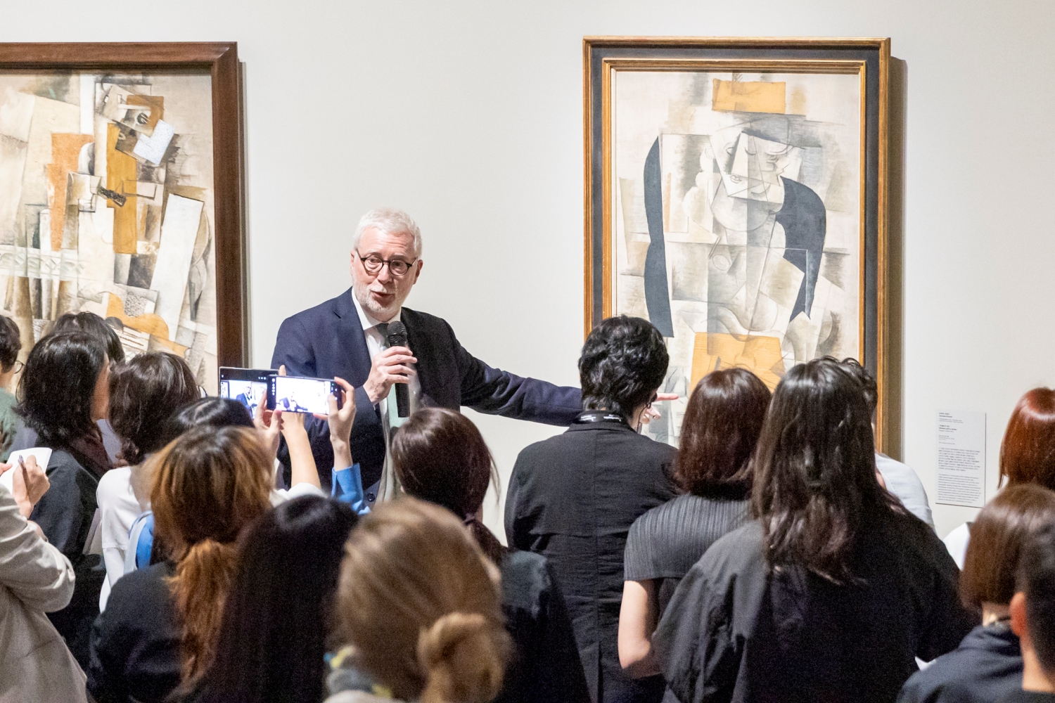 Kurator Centre Pompidou, Christian Briend, terlihat sedang menjelaskan karya Georges Braque berjudul Femme &agrave; la guitare (1913) kepada para jurnalis di Centre Pompidou Hanwha, Yeongdeungpo-gu, Seoul, pada tanggal 19 Mei 2026. (Hanwha Foundation of Culture)