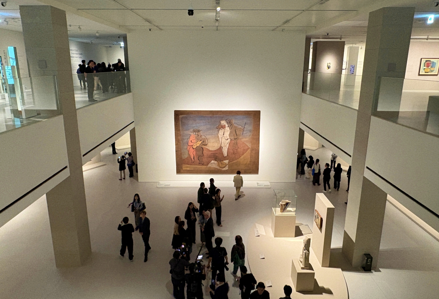 Para peserta konferensi pers terlihat sedang meninjau Ruang Pameran 2 di Centre Pompidou Hanwha pada tanggal 19 Mei 2026 menjelang pembukaan resminya. Karya yang dipamerkan di bagian tengah adalah Rideau pour le ballet Mercure karya Pablo Picasso yang untuk pertama kalinya dipamerkan di Korea. Sementara itu, ruang mezzanine di lantai tiga yang terletak di atas Ruang Pameran 2 menampilkan pameran khusus Korea Focus. (Charles Audouin)