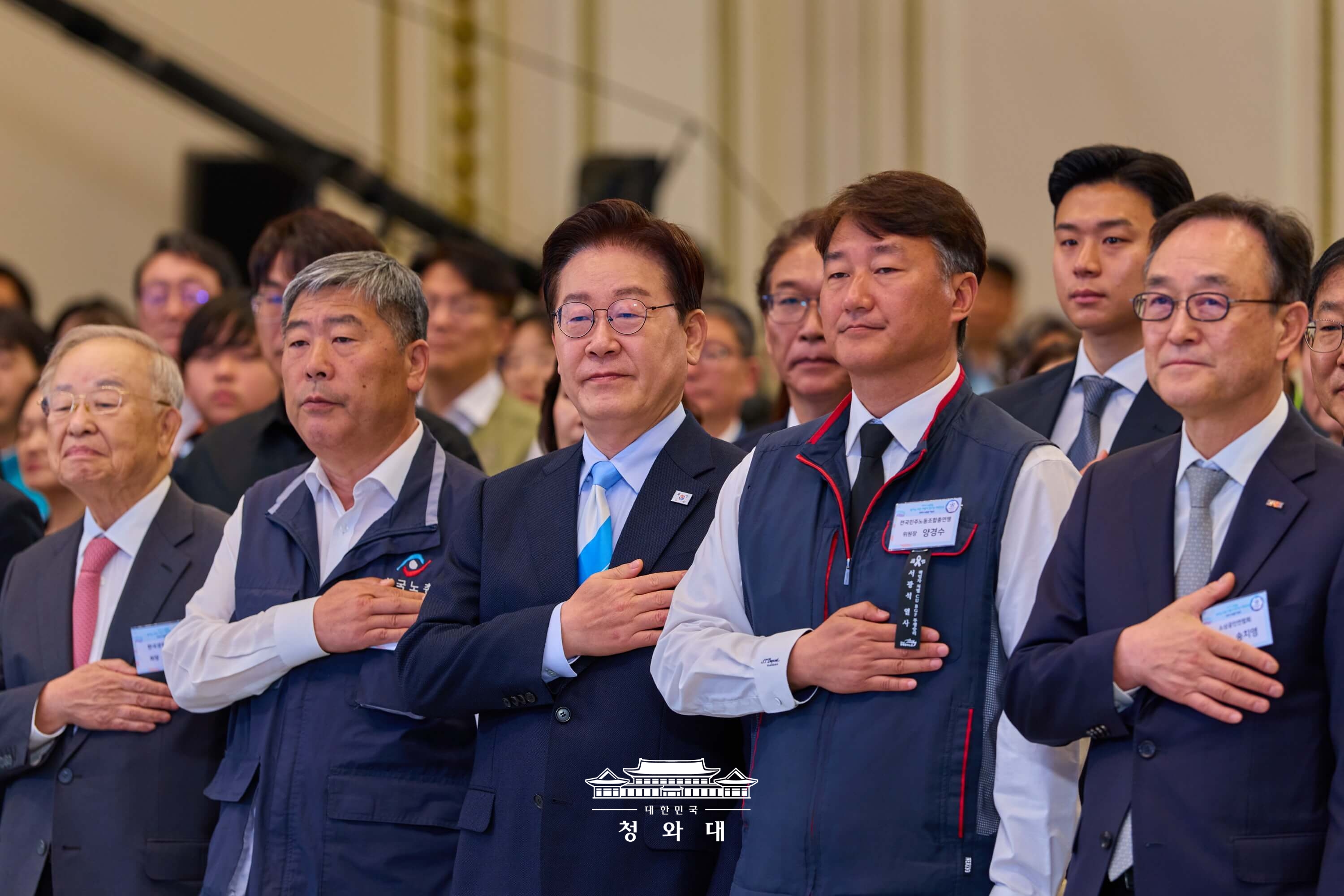 Presiden Lee Jae Myung terlihat sedang memberikan penghormatan kepada bendera dalam upacara peringatan Hari Buruh yang digelar di Cheong Wa Dae pada tanggal 1 Mei 2026. (Cheong Wa Dae)