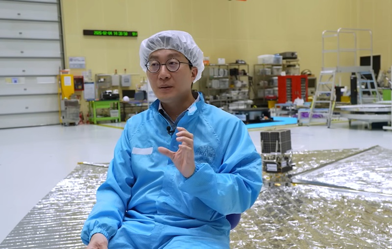 Kim Min Ki, peneliti utama Tim Eksplorasi Antariksa di KARI (Institut Penelitian Dirgantara Korea), menjelaskan perangkat deorbit yang dikembangkan untuk menangkap dan menghilangkan sampah antariksa.
