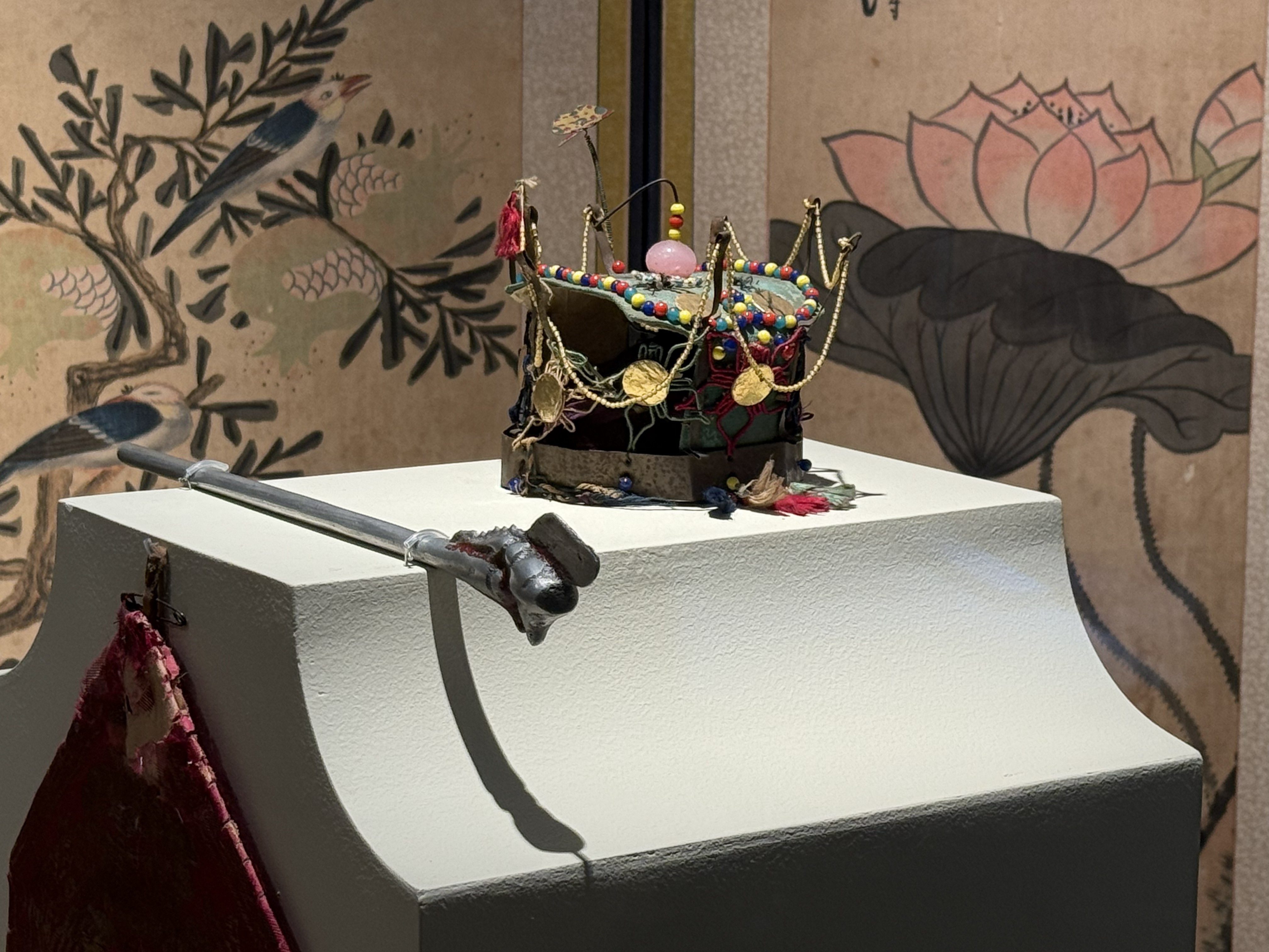 Binyeo (tusuk rambut tradisional Korea) dan jokduri (hiasan kepala tradisional Korea untuk wanita) yang digunakan pada saat pernikahan, dipamerkan dalam pameran Buku Putih Pernikahan di Museum Ulsan. 