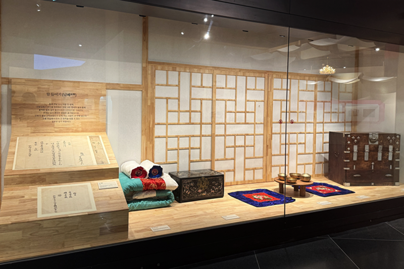 Kamar pengantin baru di masa lalu yang direkronstruksi dalam pameran Buku Putih Pengantin di Museum Ulsan.  