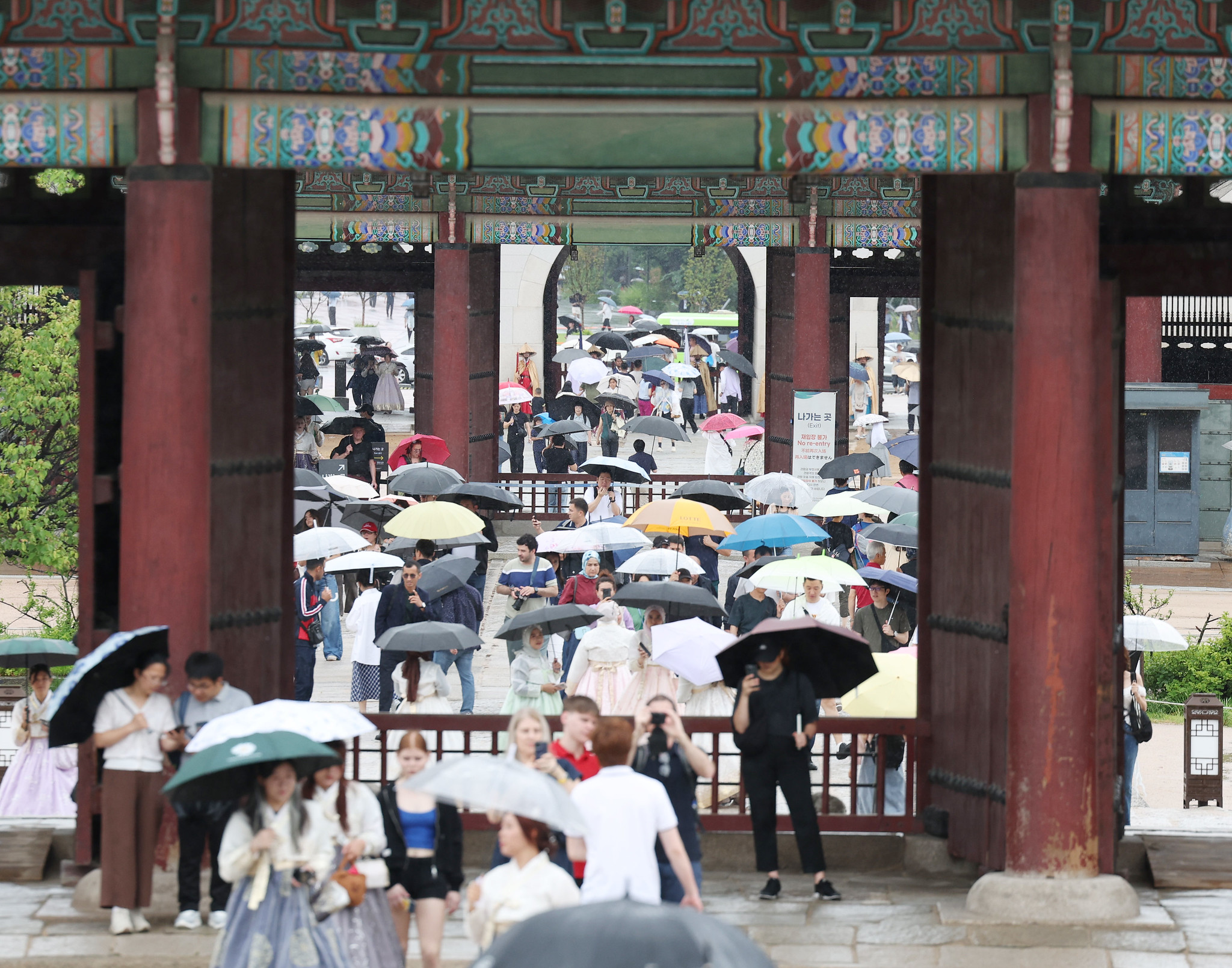 Wisatawan grup dari Indonesia kini bisa masuk Korea tanpa visa mulai tanggal 28 Mei 2026. Foto di atas menunjukkan para wisatawan yang memenuhi area Istana Gyeongbokgung di tengah guyuran hujan. (Lee Jeong Woo)