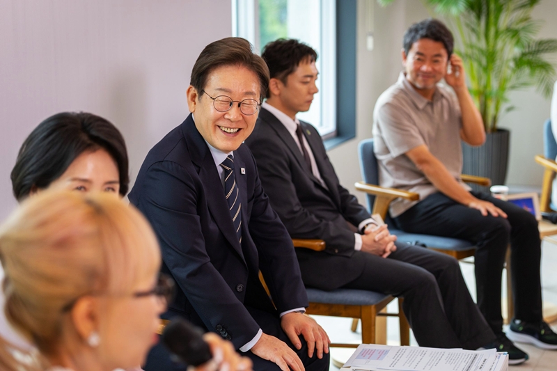 Presiden Lee Jae Myung tersenyum saat mendengar pernyataan para seniman dalam pertemuan dengan para penerima penghargaan dalam bidang budaya dan seni yang digelar pada tanggal 30 Juni 2025 di Kantor Kepresidenan Republik Korea, Yongsan, Seoul. 