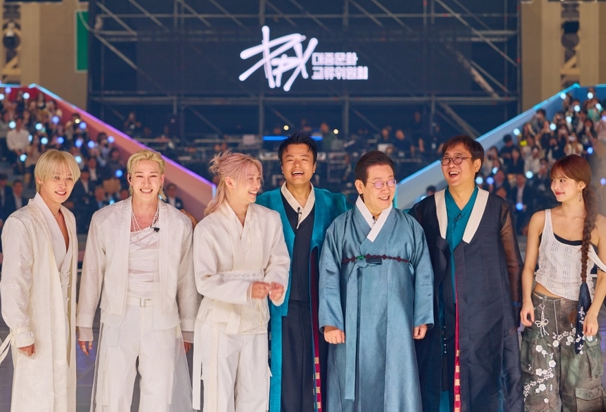 Presiden Lee Jae Myung (kelima dari kiri) berfoto bersama Ketua Komite Pertukaran Budaya Populer, Park Jin-Young; Stray Kids; dan LE SSERAFIM berfoto bersama dalam acara peluncuran Komite Pertukaran Budaya Populer yang digelar pada tanggal 1 Oktober 2025 di KINTEX, Kota Goyang, Provinsi Gyeonggi.  