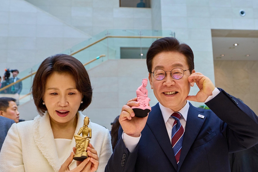 Presiden Lee Jae Myung (kanan) dan Ibu Negara Kim Hea Kyung berfoto dengan memegang produk suvenir Museum Nasional Korea setelah mengunjungi pameran khusus The Great Admiral Yi SUn-sin pada tanggal 26 Februari 2026 di Musuem Nasional Korea, Yongsan-gu, Seoul.  